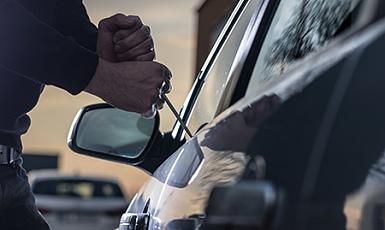 Prób kradzieży lub wandalizmu powodujących unieruchomienie pojazdu, kradzieży całkowitej.